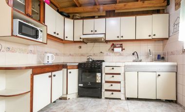 Casa 5 ambientes con jardín, patio y cochera.