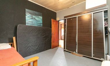 Casa 5 ambientes con jardín, patio y cochera.