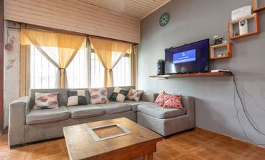 Casa 5 ambientes con jardín, patio y cochera.