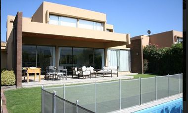 Casa en Arriendo en Condominio Los Bravos