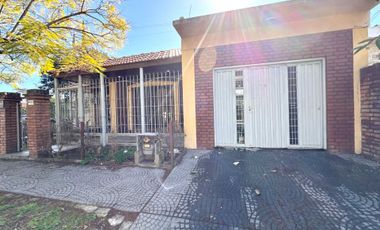 CASA EN VENTA 4 AMBIENTES  PERMUTA