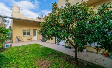 VENTA CASA 4 AMB CON JARDIN Y COCHERA