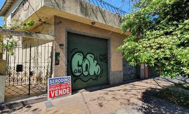 Propiedad con 2 locales al frente