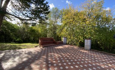 VENTA CASA DE ESTILO 3 DORMITORIOS, PISCINA Y COCHERA - OLIVEROS