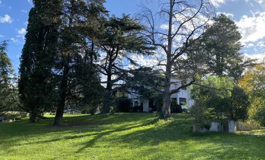 VENTA CASA DE ESTILO 3 DORMITORIOS, PISCINA Y COCHERA - OLIVEROS