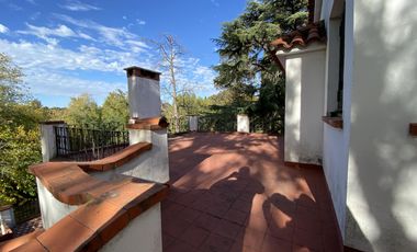 VENTA CASA DE ESTILO 3 DORMITORIOS, PISCINA Y COCHERA - OLIVEROS
