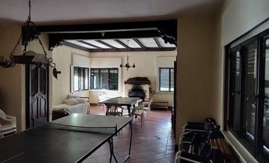 VENTA CASA DE ESTILO 3 DORMITORIOS, PISCINA Y COCHERA - OLIVEROS
