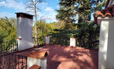 VENTA CASA DE ESTILO 3 DORMITORIOS, PISCINA Y COCHERA - OLIVEROS