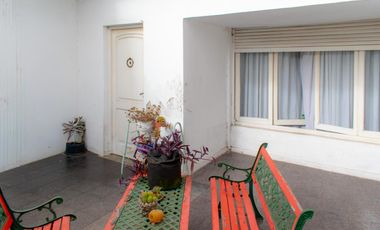 VENTA CASA 5 AMB, CON PATIO Y COCHERA EN LANUS ESTE
