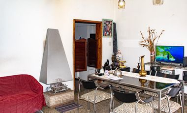 VENTA CASA 5 AMB, CON PATIO Y COCHERA EN LANUS ESTE