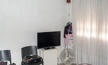 VENTA CASA 5 AMB, CON PATIO Y COCHERA EN LANUS ESTE