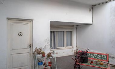 VENTA CASA 5 AMB, CON PATIO Y COCHERA EN LANUS ESTE