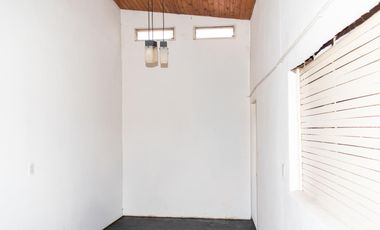 VENTA CASA 5 AMB, CON PATIO Y COCHERA EN LANUS ESTE