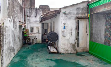VENTA CASA 5 AMB, CON PATIO Y COCHERA EN LANUS ESTE