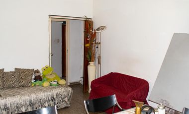 VENTA CASA 5 AMB, CON PATIO Y COCHERA EN LANUS ESTE