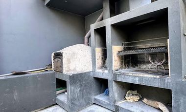 Penthouse de 4 ambientes en venta en Temperley. 2 cocheras, patio y piscina propia.