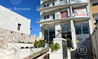 Penthouse de 4 ambientes en venta en Temperley. 2 cocheras, patio y piscina propia.