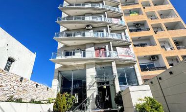 Penthouse de 4 ambientes en venta en Temperley. 2 cocheras, patio y piscina propia.