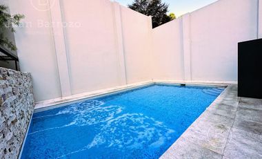 Penthouse de 4 ambientes en venta en Temperley. 2 cocheras, patio y piscina propia.