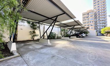 Penthouse de 4 ambientes en venta en Temperley. 2 cocheras, patio y piscina propia.