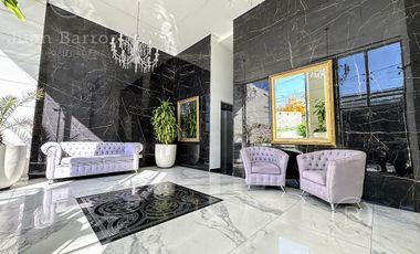 Penthouse de 4 ambientes en venta en Temperley. 2 cocheras, patio y piscina propia.