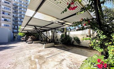 Penthouse de 4 ambientes en venta en Temperley. 2 cocheras, patio y piscina propia.