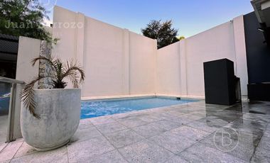 Penthouse de 4 ambientes en venta en Temperley. 2 cocheras, patio y piscina propia.