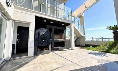 Penthouse de 4 ambientes en venta en Temperley. 2 cocheras, patio y piscina propia.