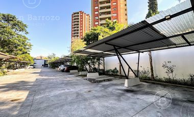 Penthouse de 4 ambientes en venta en Temperley. 2 cocheras, patio y piscina propia.