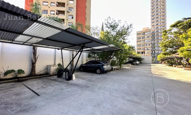 Penthouse de 4 ambientes en venta en Temperley. 2 cocheras, patio y piscina propia.