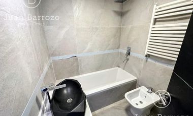 Penthouse de 4 ambientes en venta en Temperley. 2 cocheras, patio y piscina propia.