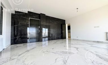 Penthouse de 4 ambientes en venta en Temperley. 2 cocheras, patio y piscina propia.