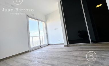 Penthouse de 4 ambientes en venta en Temperley. 2 cocheras, patio y piscina propia.
