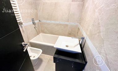 Penthouse de 4 ambientes en venta en Temperley. 2 cocheras, patio y piscina propia.