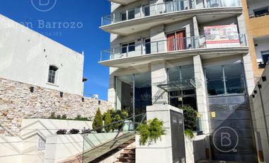 Penthouse de 4 ambientes en venta en Temperley. 2 cocheras, patio y piscina propia.