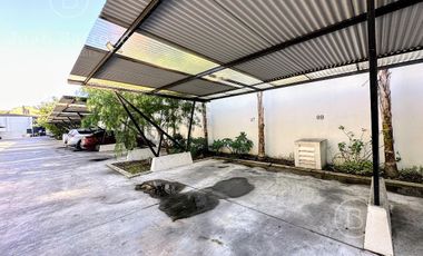 Penthouse de 4 ambientes en venta en Temperley. 2 cocheras, patio y piscina propia.