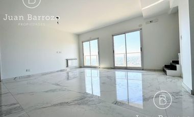 Penthouse de 4 ambientes en venta en Temperley. 2 cocheras, patio y piscina propia.