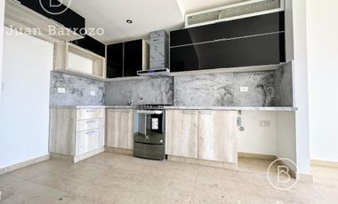 Penthouse de 4 ambientes en venta en Temperley. 2 cocheras, patio y piscina propia.