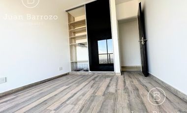 Penthouse de 4 ambientes en venta en Temperley. 2 cocheras, patio y piscina propia.