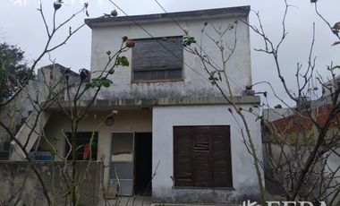 Venta de casa de 5 ambientes con patio y terraza en Bernal Oeste