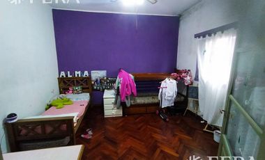 Venta de casa de 5 ambientes con patio y terraza en Bernal Oeste