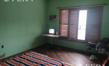 Venta de casa de 5 ambientes con patio y terraza en Bernal Oeste