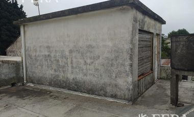 Venta de casa de 5 ambientes con patio y terraza en Bernal Oeste