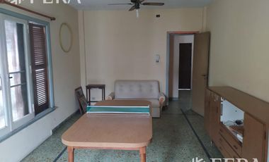 Venta de casa de 5 ambientes con patio y terraza en Bernal Oeste