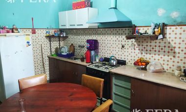 Venta de casa de 5 ambientes con patio y terraza en Bernal Oeste