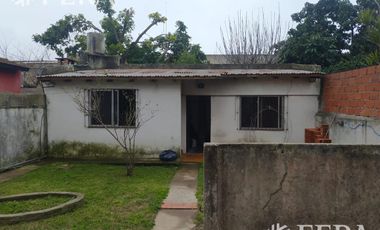 Venta de casa de 5 ambientes con patio y terraza en Bernal Oeste