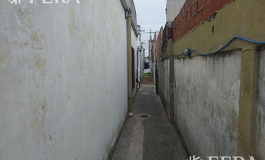 Venta de casa de 5 ambientes con patio y terraza en Bernal Oeste