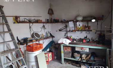 Venta de casa de 5 ambientes con patio y terraza en Bernal Oeste