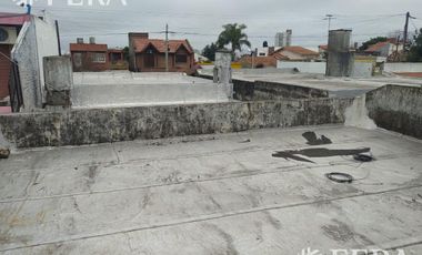 Venta de casa de 5 ambientes con patio y terraza en Bernal Oeste
