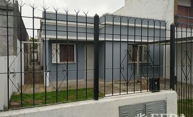 Venta de casa de 5 ambientes con patio y terraza en Bernal Oeste